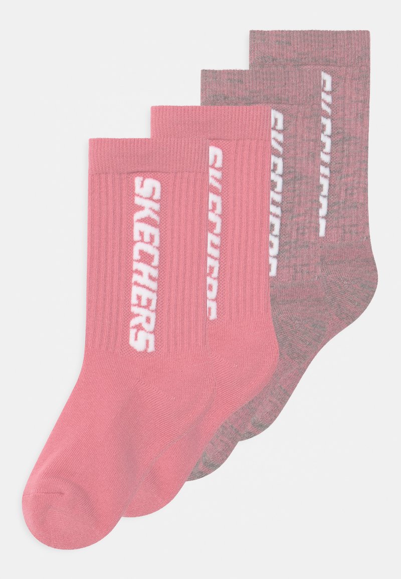Tre par ankle-strumpor; två är i solid rosa med vit "SKECHERS"-logotyp, ett par är melerat grått med subtilt mönster och logotyp. Mjuk, ribbad textur.