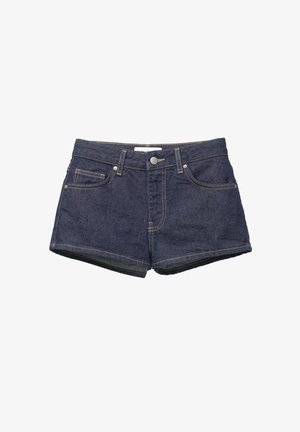Donkerdenim shorts met een middelhoge taille, vijf zakken en opgerolde zomen. Contrasterende stiksels benadrukken de naden en de knoopsluiting.