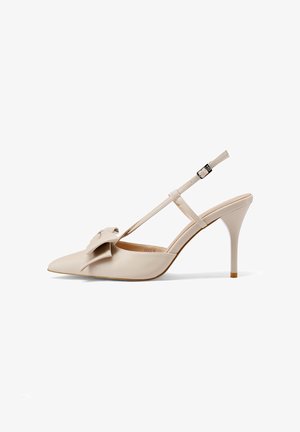 Décolleté slingback beige in pelle con punta affusolata, dettaglio a fiocco sulla parte anteriore e cinturino regolabile alla caviglia con fibbia.