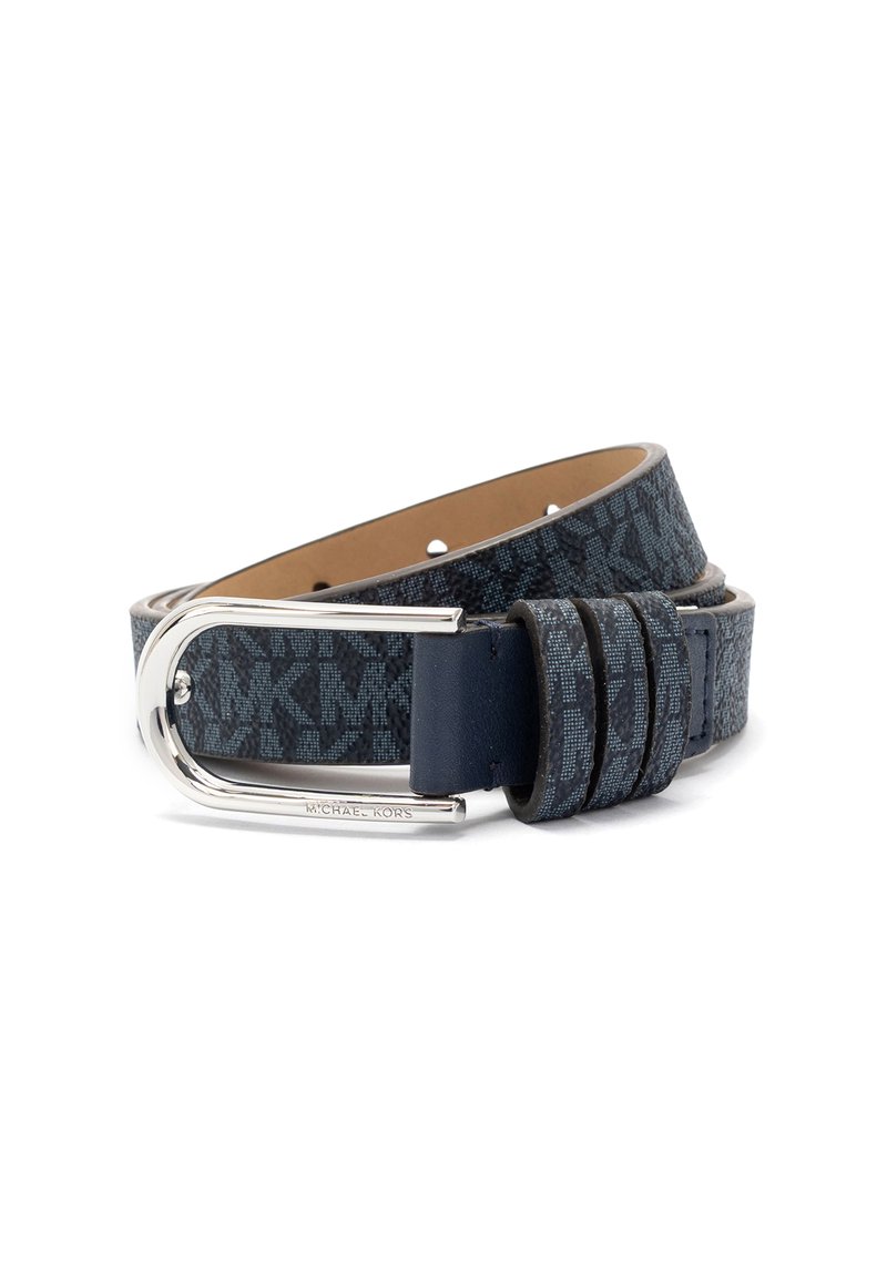 Marineblauwe lederen riem met patroon, voorzien van een zilveren rechthoekige gesp en drie riemlussen, opgerold op een witte achtergrond.