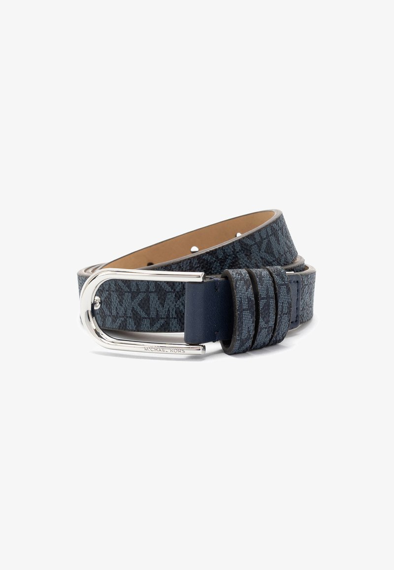 Marineblauwe lederen riem met patroon, voorzien van een zilveren rechthoekige gesp en drie riemlussen, opgerold op een witte achtergrond.