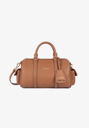 Sac à main en cuir marron texturé avec deux poignées, poches latérales, bandoulière détachable et logo doré Lancaster Paris sur le devant ainsi qu'une étiquette.