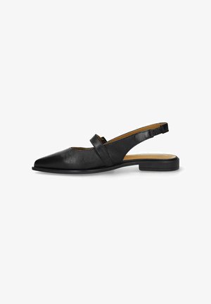 Zwarte leren platte slingback-schoen met puntige neus en een enkele band over de wreef, voorzien van een lage, vierkante hak en elastische achterriem.