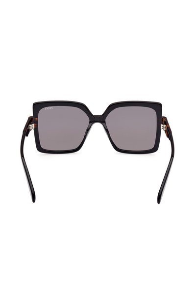Rechteckige Sonnenbrille mit schwarzen Rahmen und grauen Verlaufsgläsern. Schildpatt-Akzente an den Bügeln. Elegantes Design mit glänzender Oberfläche.