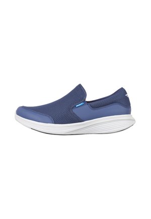 Zapatillas azul slip-on con parte superior de malla texturizada y superposiciones lisas. Presenta una entresuela blanca acolchada y suela exterior de goma negra.