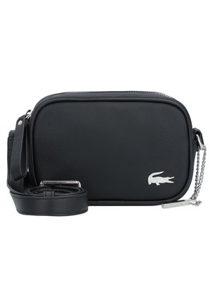 Bolso bandolera rectangular negro con textura, con logo de cocodrilo plateado, correa ajustable y tirador de cremallera con cadena plateada.