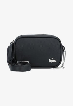 Bolso bandolera rectangular negro con textura, con logo de cocodrilo plateado, correa ajustable y tirador de cremallera con cadena plateada.