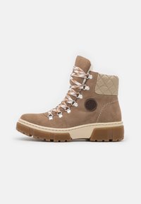 Bottine en daim tan avec des lacets blancs et orange, col matelassé tan, semelle en caoutchouc et patch logo décoratif sur le côté.