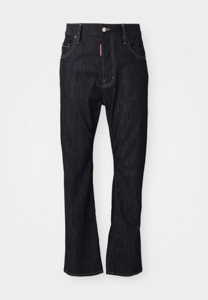 Jeans de pierna recta azules oscuros con costuras amarillas, botón frontal, cremallera y etiqueta roja en el borde del bolsillo derecho.