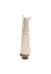Botines crema con tachuelas decorativas y patrones de costura elevadas, punta redonda y un tacón bajo de madera apilada.