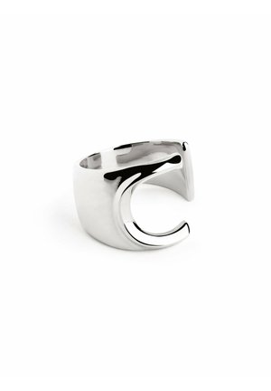 Zilveren ring met een gladde, gepolijste afwerking, met een open, gebogen ontwerp aan de ene kant en een platte band aan de tegenovergestelde kant.