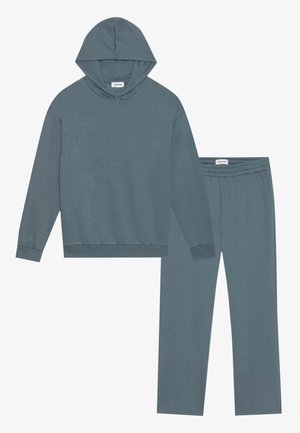 Conjunto de ropa de estar en casa de dos piezas en suave tela azul texturizada. Incluye una camiseta de manga larga con capucha y pantalones a juego con cintura elástica.