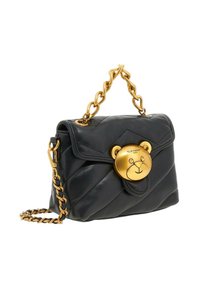 Borsa a mano in pelle nera trapuntata con chiusura a forma di testa di orso dorata, manico a catena dorata e tracolla rimovibile.