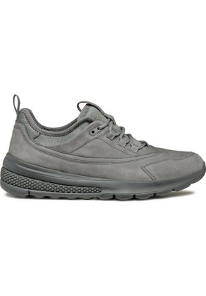 Sneaker grigio in suede con tomaia in tessuto testurizzato, collo imbottito, chiusura con lacci e suola imbottita e testurizzata per comfort e stabilità.