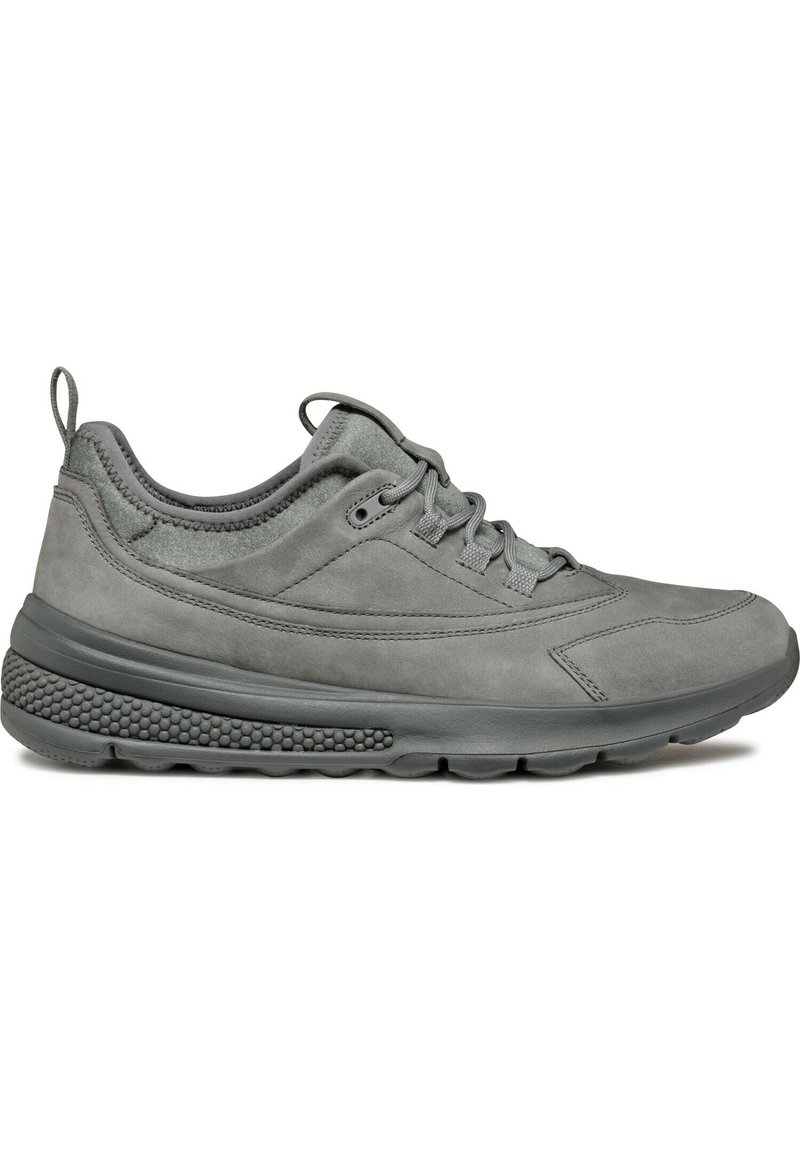 Sneaker grigio in suede con tomaia in tessuto testurizzato, collo imbottito, chiusura con lacci e suola imbottita e testurizzata per comfort e stabilità.