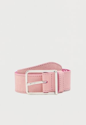 Ceinture en daim rose roulée avec des coutures visibles et une boucle rectangulaire en métal argenté sur fond blanc.
