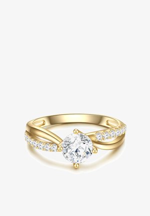 Auksinis žiedas su dideliu apvaliu deimantu centre, suporuotas su dviem sukasi juostomis, puoštomis mažais skaidriais akmenimis.