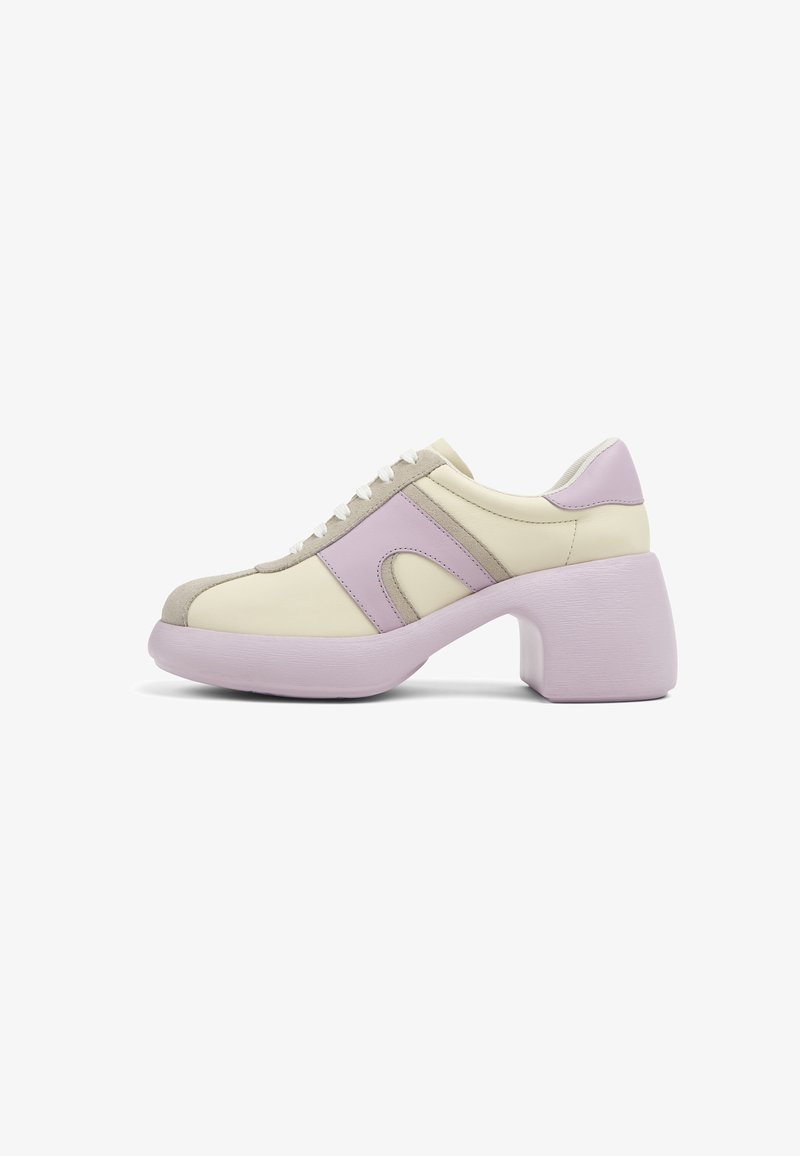 Zapatilla con parte superior de cuero crema y gris, acentos en lila, puntera redonda y un tacón grueso lila. Presenta cordones blancos y una superficie texturizada.