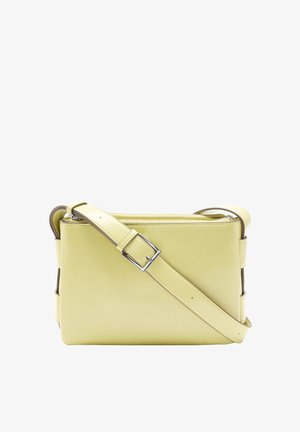 Żółta skórzana torba na ramię o prostokątnym kształcie, z zamkiem błyskawicznym, regulowanym paskiem i eleganckim wyglądem. Posiada subtelne detale w postaci stężeń.