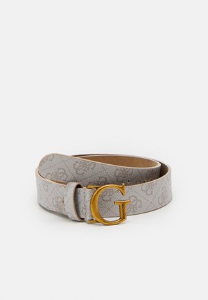 Ceinture de créateur gris clair avec un motif subtil et une boucle dorée "G" gravée "Guess", roulée soigneusement sur fond blanc.