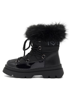 Czarny zimowy but z grubą gumową podeszwą, sznurowanym przodem, błyszczącą dolną częścią oraz puszystym futrzanym kołnierzem wokół górnej krawędzi.