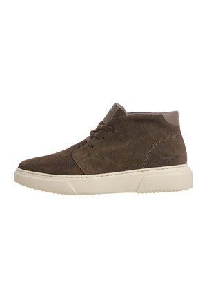 Zapato casual marrón de ante hasta el tobillo con cordones en la parte delantera y suela gruesa blanca de goma, mostrado de perfil sobre fondo blanco.