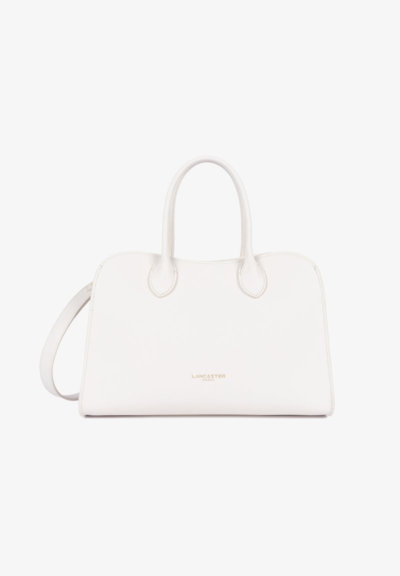 Sac à main en cuir blanc avec deux poignées et une bandoulière amovible, logo "Lancaster Paris" en doré subtil sur le devant.
