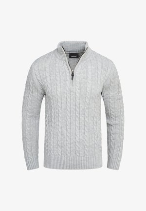 Pull gris clair en maille torsadée avec col demi-fermeture éclair, poignets et ourlet côtelés. Confectionné dans un tissu tricoté texturé.