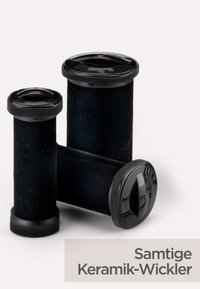 Tre rulli per capelli in ceramica rivestiti in velluto nero, cilindrici, con tappi in plastica nera lucida, su uno sfondo bianco.