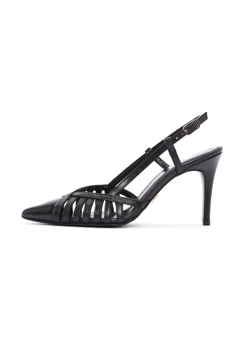 Sandalía de tacón alto negra con punta afilada y diseño de corte abierto, correa ajustable y textura de superficie lisa. Tacón stilettos delgados.