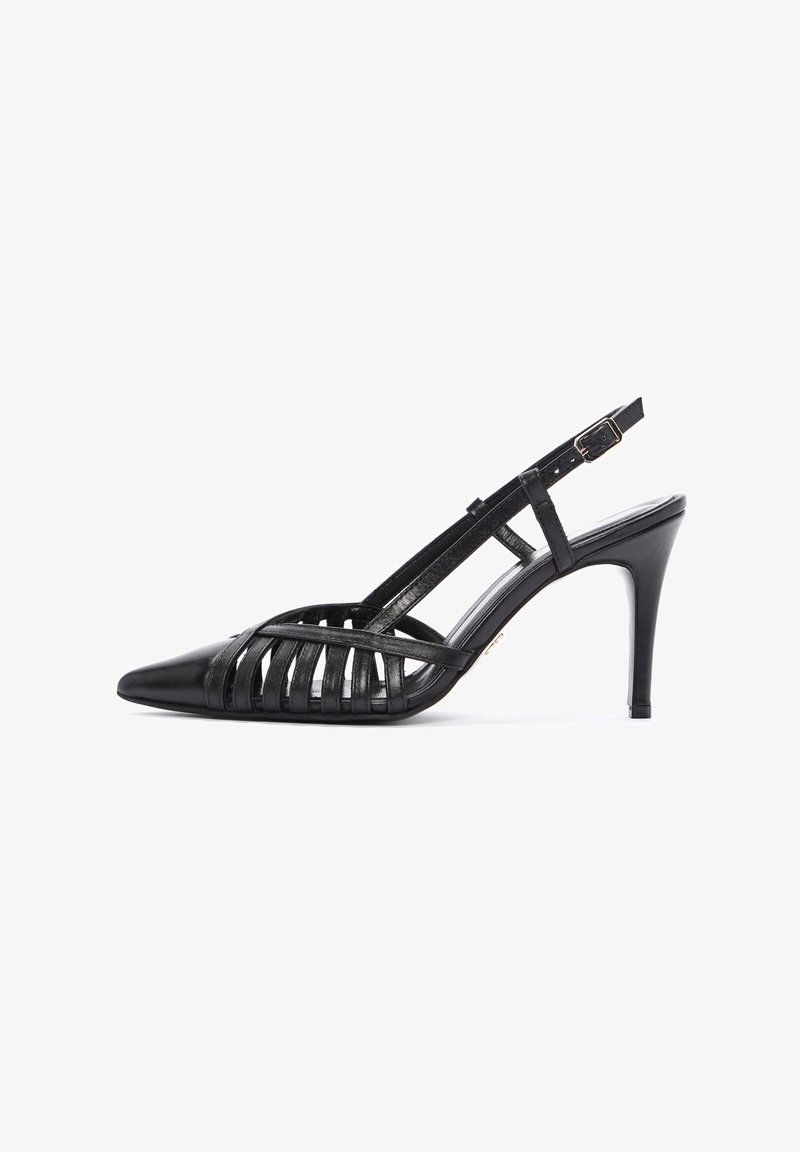 Sandalía de tacón alto negra con punta afilada y diseño de corte abierto, correa ajustable y textura de superficie lisa. Tacón stilettos delgados.