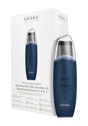 Bærbar mørkeblå mikristrøms hudskrubber med klar spids, mærket Eksfoliér, Fugtgivende, Løft, sammen med hvid produktæske med tekst og ikoner.