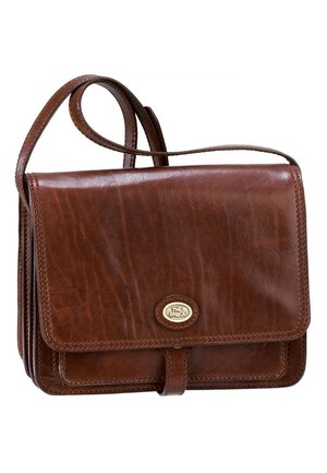 Borsa a tracolla in pelle marrone con chiusura a patta, caratterizzata da un emblema dorato, scomparti multipli e una lunga tracolla regolabile.