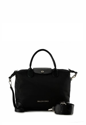 Bolso de mano negro de nailon con asas dobles, correa para el hombro desmontable y herrajes plateados. Presenta un logo en la parte frontal y acentos texturizados.