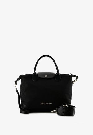 Bolso de mano negro de nailon con asas dobles, correa para el hombro desmontable y herrajes plateados. Presenta un logo en la parte frontal y acentos texturizados.