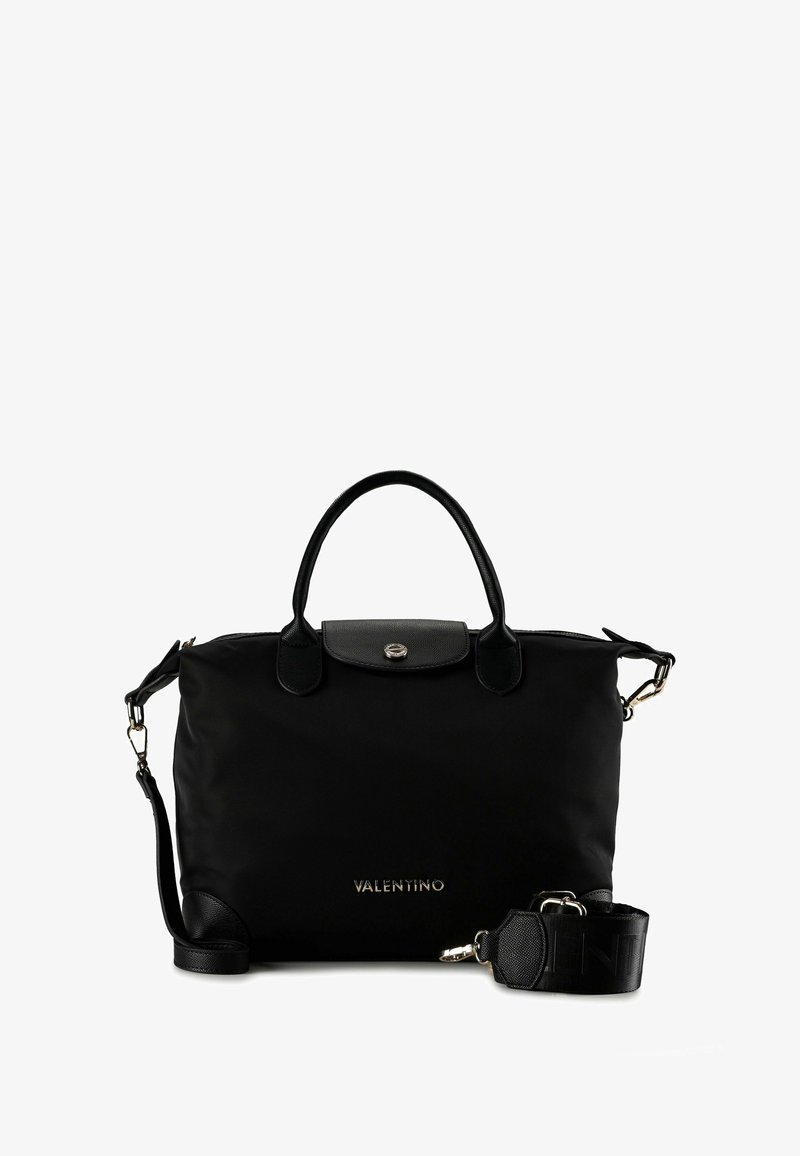 Sac à main noir en nylon avec deux poignées, bandoulière amovible et quincaillerie en argent. Présente un logo à l'avant et des accents texturés.