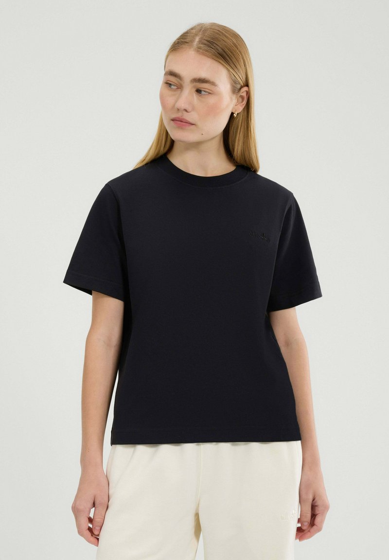 Czarny bawełniany t-shirt z okrągłym dekoltem i krótkimi rękawami, z delikatnym haftowanym logo na piersi. Gładka tekstura, regularny krój.
