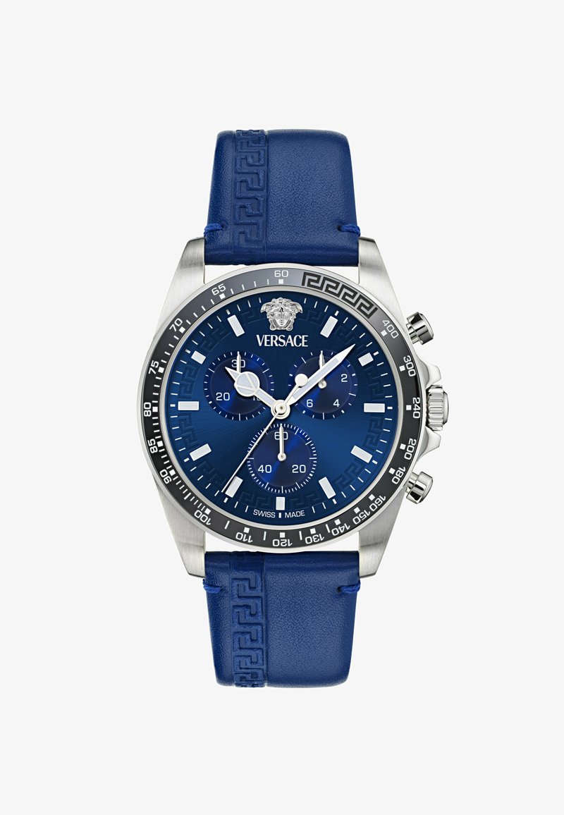 Versace-Uhr mit blauem Lederarmband, Gehäuse aus Edelstahl, blauem Zifferblatt mit Chronographen-Unterziffern und dekorativem griechischem Schlüssel-Muster.
