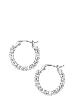 Orecchini a cerchio in argento con un design testurizzato, caratterizzati da anelli circolari e piccole gemme trasparenti incastonate lungo il bordo esterno.
