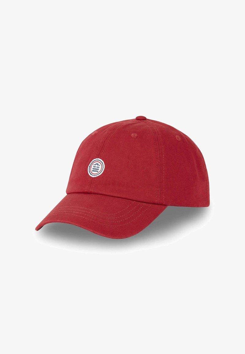 Casquette de baseball rouge en coton avec une visière incurvée, ornée d'un logo circulaire brodé à l'avant et de six œillets de ventilation.