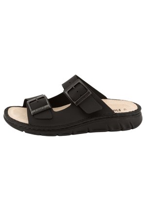 Zwarte instapsandaal met twee verstelbare gespen en een gevoerd beige voetbed op een dikke, getextureerde zool.