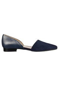 Chaussure plate bleu marine à bout pointu, devant en suède, talon texturé et design latéral ouvert.