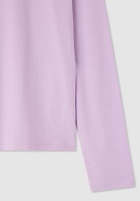 Maglia a maniche lunghe in morbido tessuto lavanda, con una texture liscia e un orlo dritto. Il design è semplice, senza motivi o dettagli visibili.