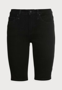 Bermudas de denim negro con un diseño ajustado, estilo de cinco bolsillos y cierre de botón en la cintura. Textura suave, longitud hasta la rodilla.