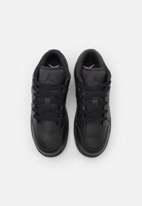 Schwarze Leder-Sneaker mit perforierter Zehenpartie, gepolstertem Schaft und tonalen Schnürsenkeln. Mit einem Logo auf der Zunge und am Seitenpanel.
