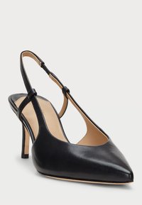 Svart läderslingback med spetsig tå, smal stilettklack och en utskärningdesign med justerbar rem.