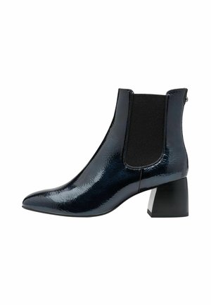 Bottines en cuir verni noir avec un bout pointu, un talon bloc et des panneaux latéraux élastiques pour un enfilage facile et une silhouette élégante.
