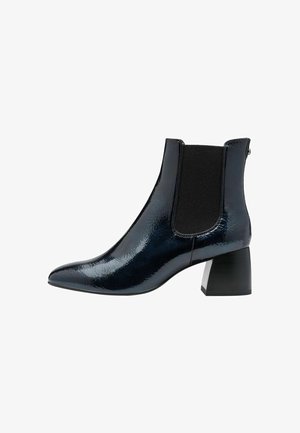 Stivale alla caviglia in pelle verniciata nera con punta affusolata, tacco a blocco e pannelli laterali elastici per una facile calzata e una silhouette elegante.
