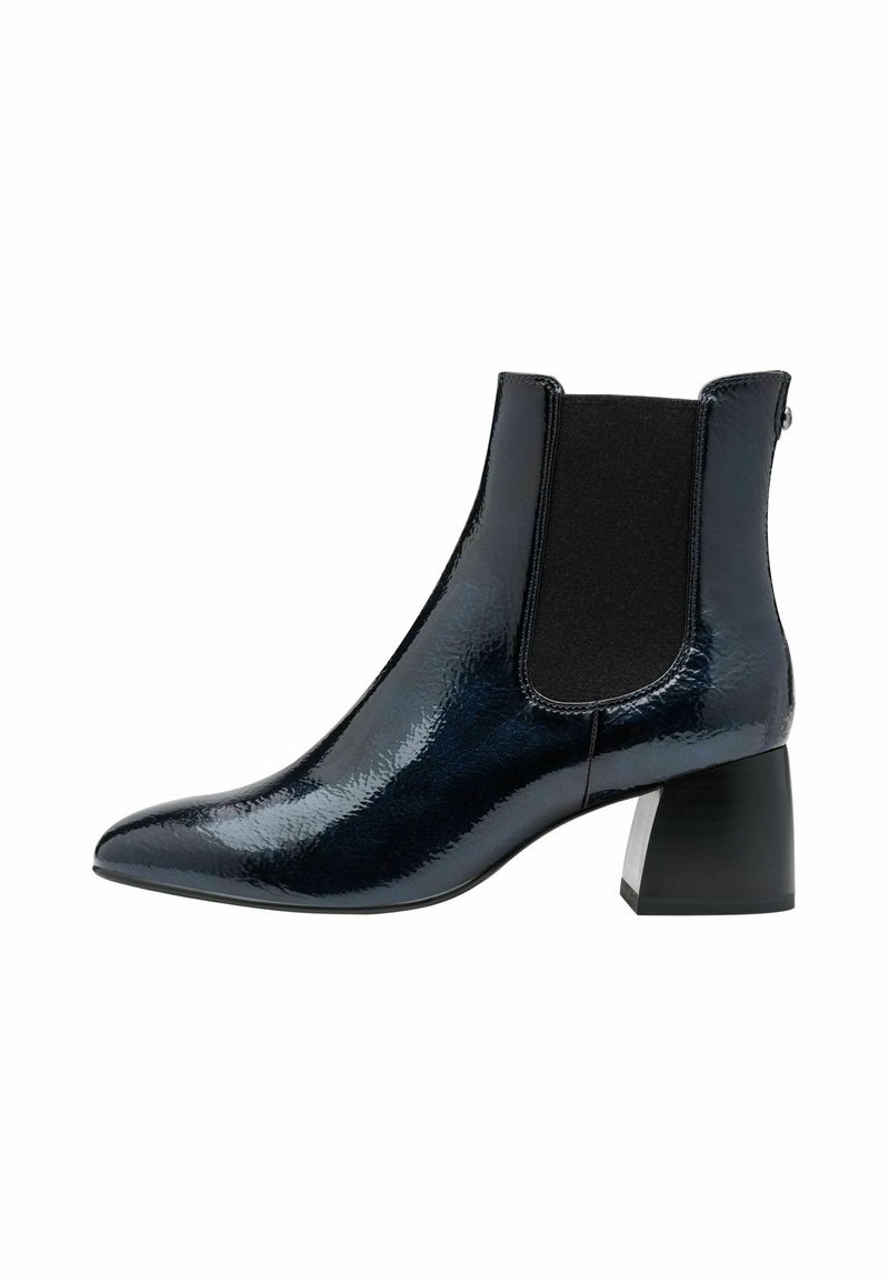Bottines en cuir verni noir avec un bout pointu, un talon bloc et des panneaux latéraux élastiques pour un enfilage facile et une silhouette élégante.
