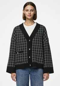 Mustriline cattle cardigan, mille ja valge, loosen Multiform massiline, V-kaelusega, nö�öbid ja esikott, valmistatud tekstureeritud kangast ning laiad varrukad.